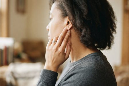 Çene ekleminde ağrı hissedilen kulak önü bölgesinin gösterimi