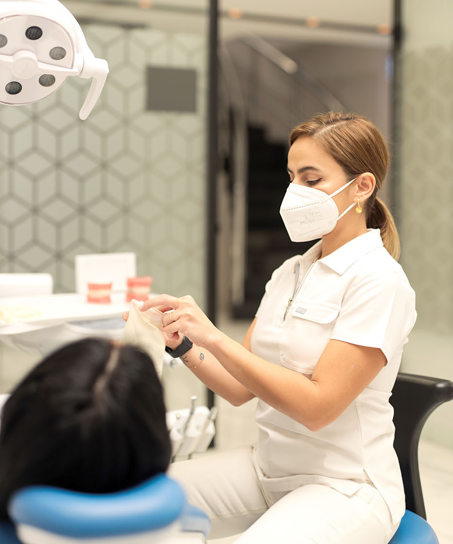 Ortodonti Uzmanı Dr. Betül Nazlı Muştu, İstanbul Kadıköy'deki kliniğinde ortodontik tedavi hazırlığı yaparken