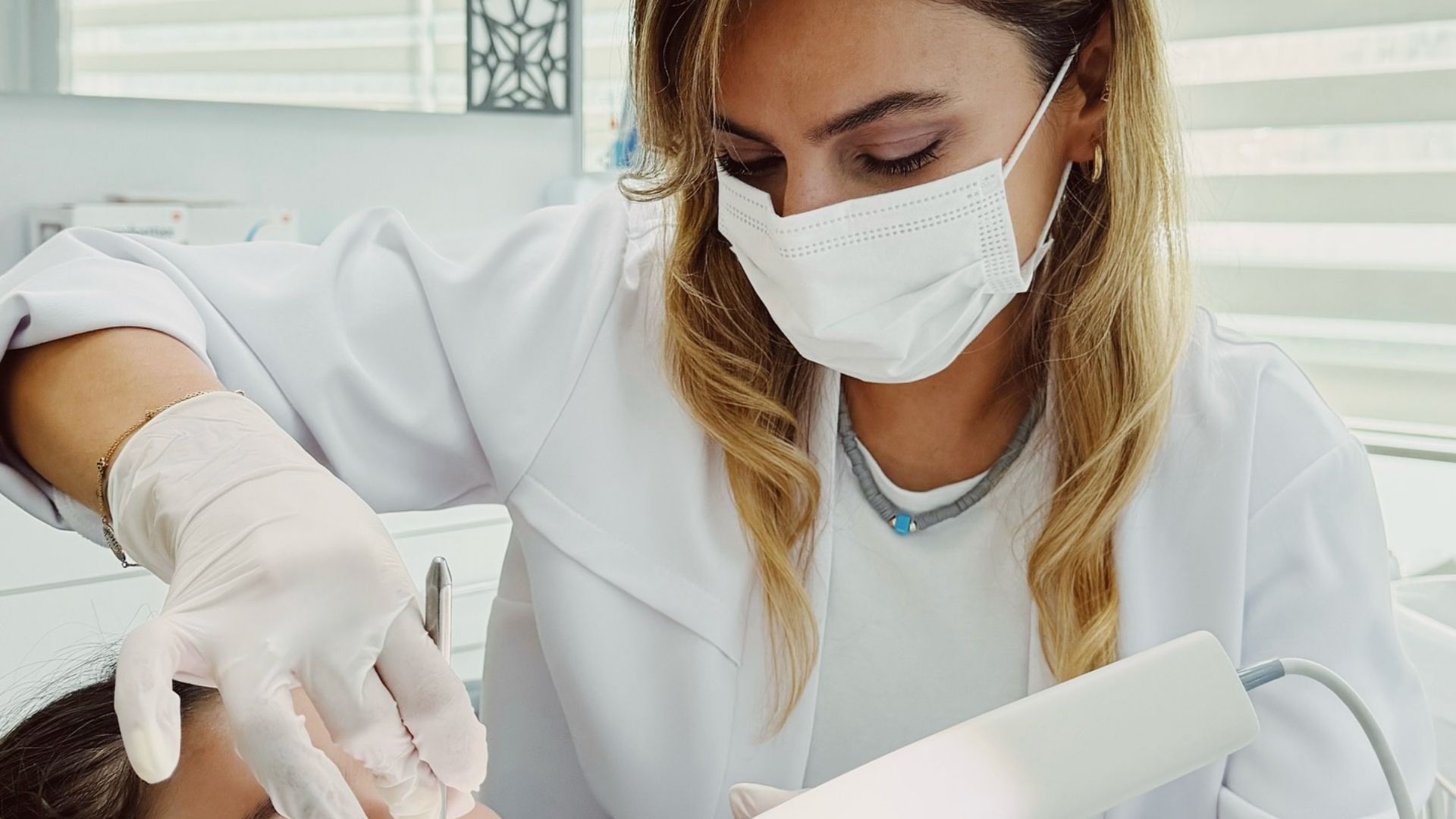 Ortodontist Dr. Betül Nazlı Muştu şeffaf plak planlaması için ağız içi dijital tarama yaparken